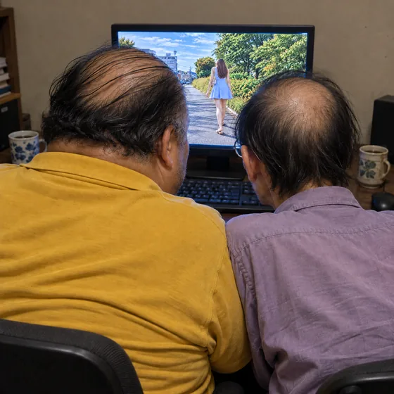モニターの前で背中を寄せ合い、画面を凝視するみっちゃんとぬめさんの後ろ姿